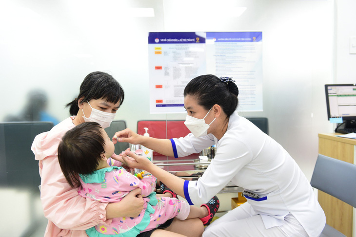 Trẻ được uống vắc xin Rota tại một trung tâm tiêm chủng vắc xin ở quận Phú Nhuận, TP.HCM - Ảnh: DUYÊN PHAN