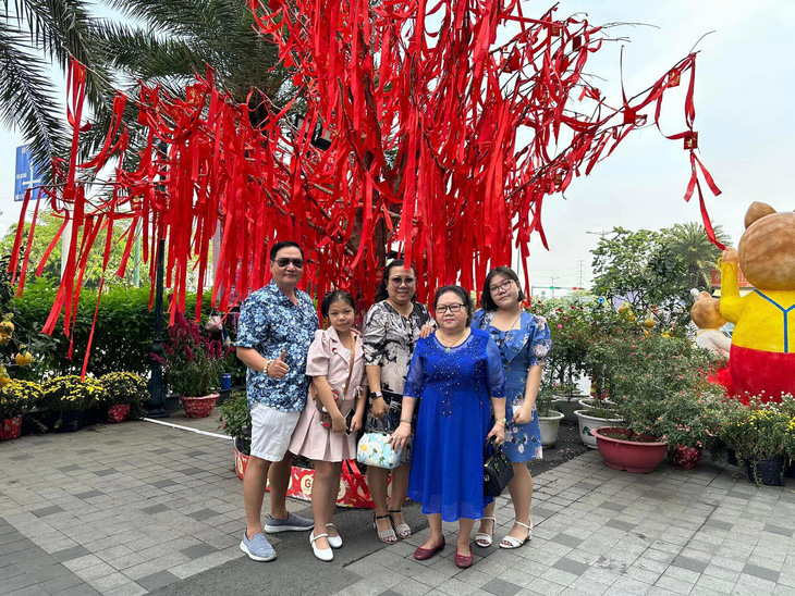 Mẹ Sài Gòn của tôi (thứ 2 từ phải qua) và gia đình anh Phú - con trai thứ hai của mẹ - Ảnh: PHONG CHÂU