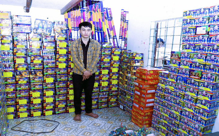 Lê Nguyễn Thanh Huy cùng gần 500kg pháo nổ lậu - Ảnh: Công an cung cấp