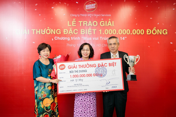 Ông Trần Văn Hùng - Chủ tịch Hội đồng xét chọn giải thưởng và nghệ sĩ Phi Phụng - Đại sứ thương hiệu Smart Shopping trao giải thưởng cho bà Bùi Thị Dung - người thắng giải Mua vui trúng lớn lần thứ 14 năm 2023.