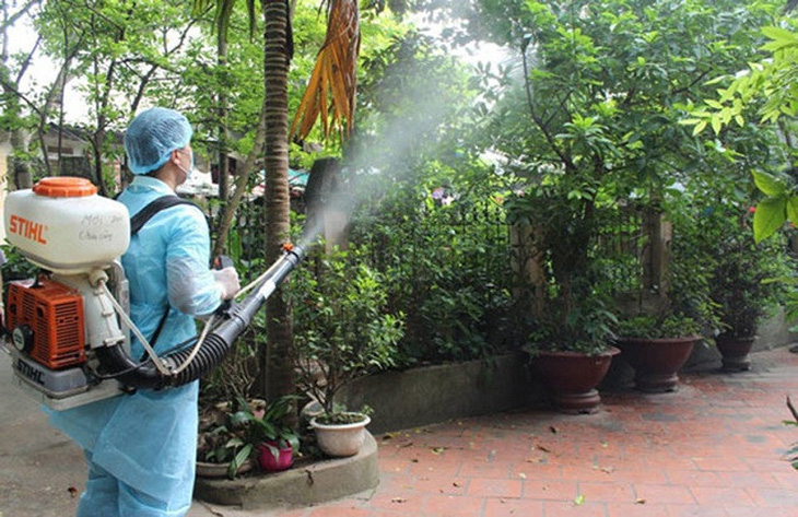 Cán bộ ngành y tế tỉnh Đắk Nông phun thuốc diệt muỗi, côn trùng tại các cơ quan, đơn vị và khu vực sinh sống của người dân vùng biên giới - Ảnh: VIÊN NGUYỄN