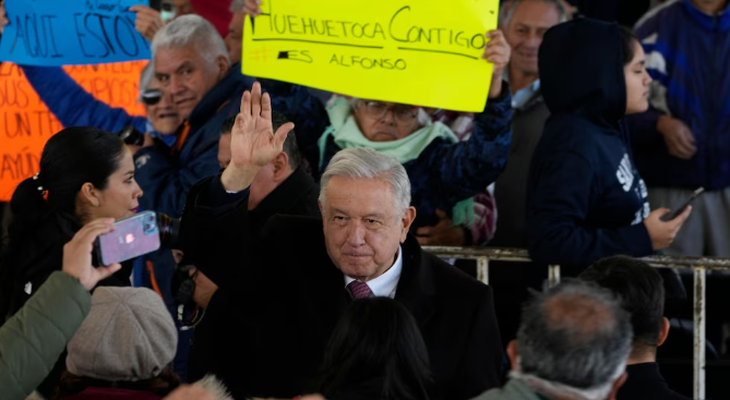 Tổng thống Mexico Andrés Manuel López Obrador chào người dân khi đến dự lễ khánh thành "Siêu tổng kho dược phẩm quốc gia vì sức khỏe người dân" ngày 29-12 (giờ địa phương) - Ảnh: AP