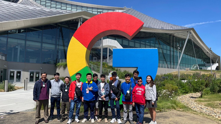 Thầy Đỗ Bách Khoa (ngoài cùng, bên trái) cùng học trò THPT Chi Lăng ghé thăm trụ sở Google tại Hoa Kỳ