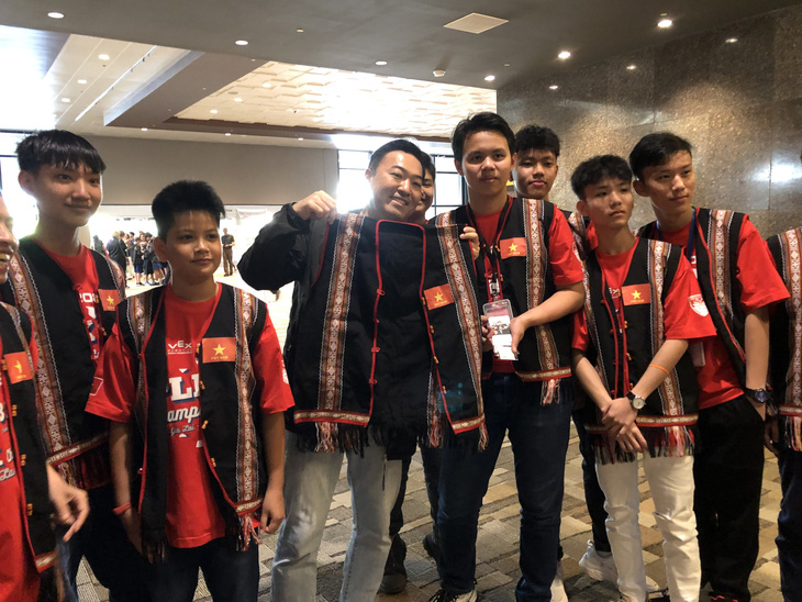 Học sinh THPT Chi Lăng giới thiệu nét văn hóa Tây Nguyên cho bạn thế giới khi đội tham gia thi đấu tại Dallas (Hoa Kỳ)