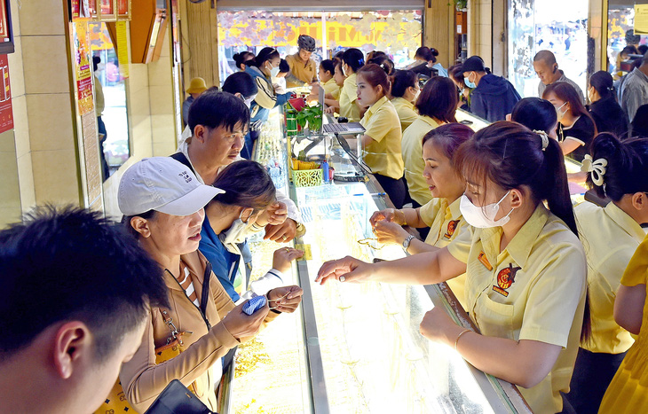 Người dân mua bán vàng tại một cửa hàng ở chợ Bà Chiểu, quận Bình Thạnh, TP.HCM - Ảnh: TỰ TRUNG