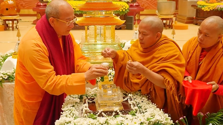 Đại đức Thích Trúc Thái Minh (bìa trái) - Ảnh: website chùa Ba Vàng