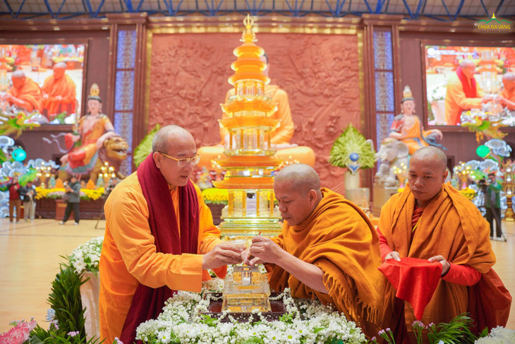 Đại đức Thích Trúc Thái Minh (trái) đón nhận xá lợi tóc Đức Phật từ thượng tọa Sayadaw U Wepulla - trụ trì tu viện Parami, Myanmar - Ảnh: Cổng thông tin chùa Ba Vàng