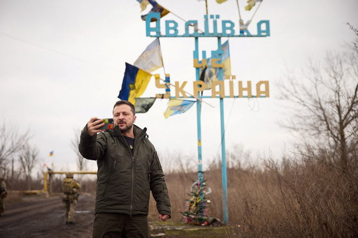 Tổng thống Ukraine Zelensky quay video khi ông đến thăm thị trấn tiền tuyến Avdiivka - Ảnh: REUTERS 