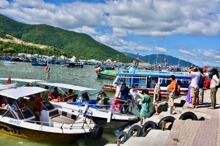 Du khách đến bến tàu du lịch Nha Trang đi tour đảo - Ảnh: MINH CHIẾN