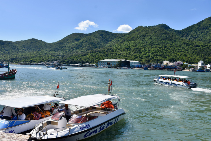 Ca nô hoạt động nhộn nhịp trong vịnh Nha Trang dịp nghỉ Tết dương lịch 2024 - Ảnh: MINH CHIẾN