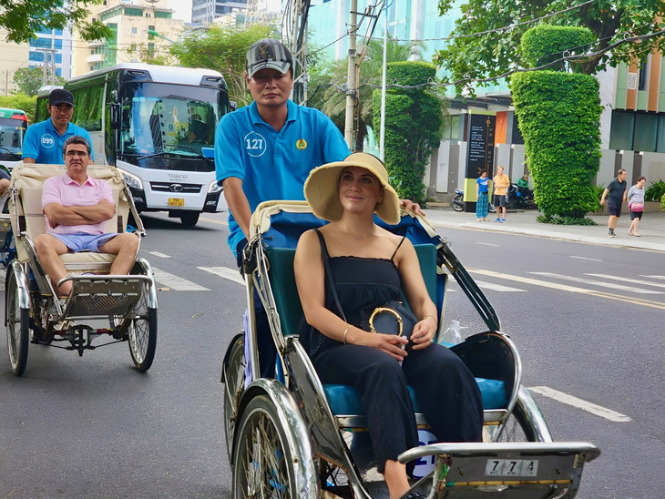 Du khách tàu biển tham quan đường phố Nha Trang - Ảnh: Trung tâm xúc tiến du lịch Khánh Hòa