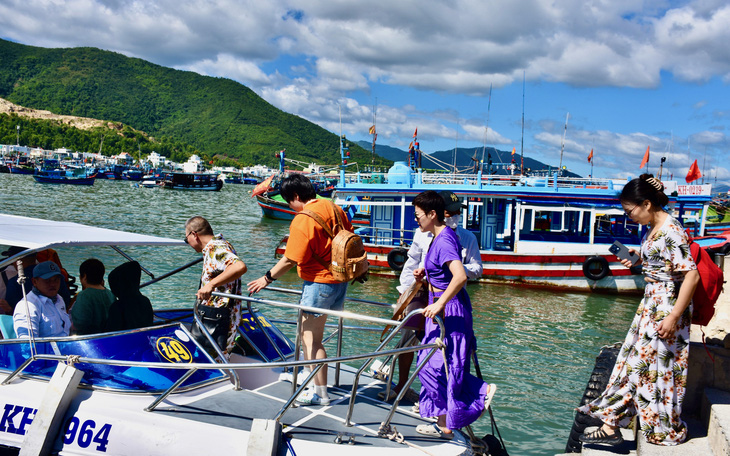 Hàng ngàn khách quốc tế đến Nha Trang trên chuyến tàu biển du lịch