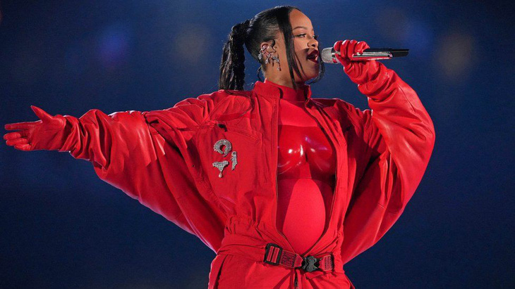 Vào tháng 2, nữ ca sĩ Rihanna đã tái xuất cùng người hâm mộ trên sân khấu của Super Bowl 2023. Đây là màn trình diễn trực tiếp đầu tiên của cô sau 5 năm vắng bóng. Đặc biệt, Rihanna cũng công khai hình ảnh mang thai lần hai của mình trên sân khấu. Chỉ với 13 phút biểu diễn, khoảnh khắc trở lại của Rihanna đã gây sốt truyền thông, mạng xã hội Twitter (X) tê liệt vì số lượng người đăng tin về cô quá nhiều.