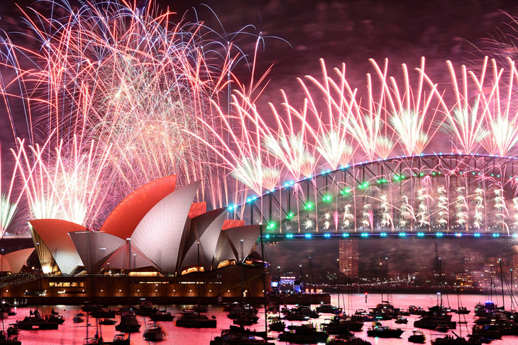 Pháo hoa gần Nhà hát Opera Sydney và Cầu Cảng trong lễ đón giao thừa ở Sydney, Úc, ngày 1-1-2024 - Ảnh: REUTERS