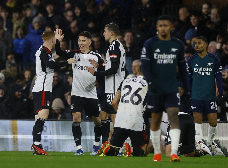 Niềm vui của các cầu thủ Fulham sau khi ghi bàn vào lưới Arsenal - Ảnh: REUTERS