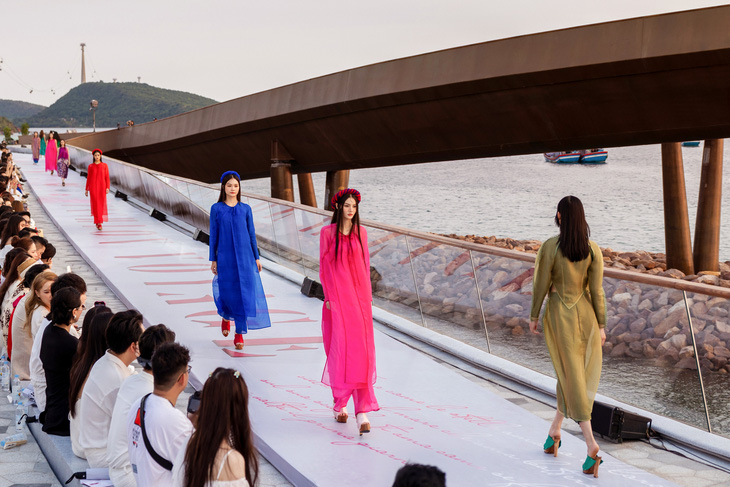 Show thời trang Fashion Voyage diễn ra ở địa điểm độc đáo của đạo diễn Long Kan - Ảnh: KIẾNG CẬN TEAM