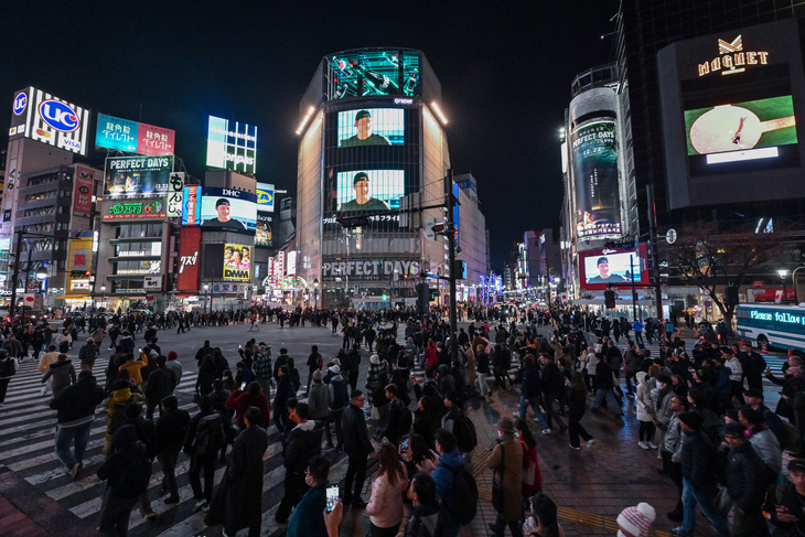 Ngã tư Shibuya vài giờ trước giao thừa ở trung tâm Tokyo, Nhật Bản, ngày 31-12 - Ảnh: REUTERS