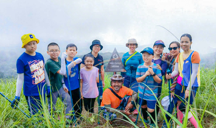 Người lớn, trẻ em cùng khám phá đỉnh Núi Chúa ở Vườn quốc gia Núi Chúa với độ cao hơn 1.000 mét so với mực nước biển - Ảnh: Ban quản lý Vườn quốc gia Núi Chúa