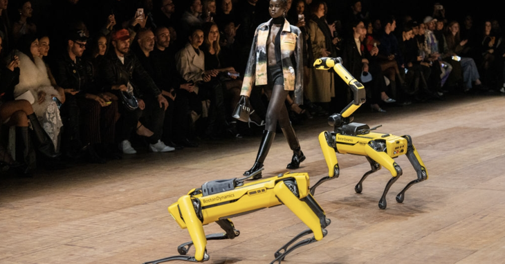 Robot Spot để lại nhiều ấn tượng cho khán giả tham dự Tuần lễ thời trang Paris - Ảnh: GETTY IMAGES