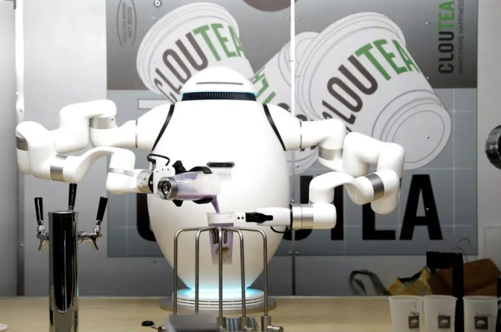 Robot Adam pha chế thức uống - Ảnh: REUTERS