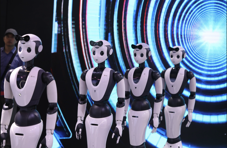 Một nhóm robot trình diễn khả năng múa trên sâu khấu chính của sự kiện - Ảnh: SIMON SONG