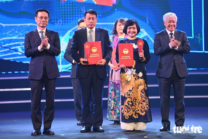 Tác giả Nguyễn Thụy Anh (thứ hai từ phải sang) nhận giải A Giải thưởng Sách quốc gia - Ảnh: NVCC