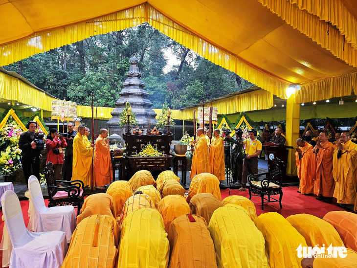 Đông đảo tăng ni tham dự lễ tảo tháp thiền sư Liễu Quán tại khu vực núi Thiên Thai, phường An Tây, TP Huế - Ảnh: ĐẠI NỘI