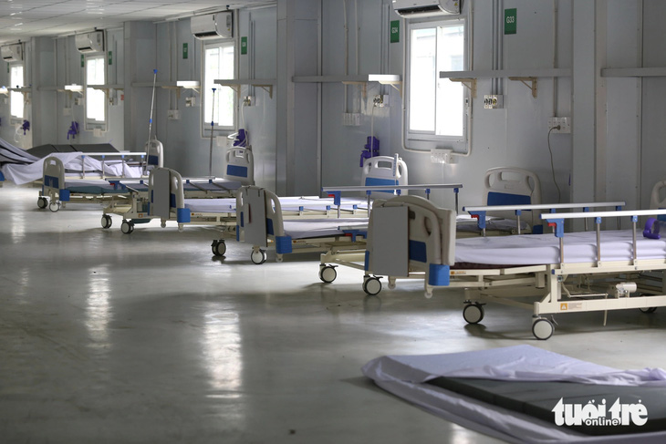 Những giường bệnh im lìm trước khi giải thể Bệnh viện dã chiến số 13. Nơi đây từng điều trị cho hàng ngàn bệnh nhân trong dịch COVID-19 năm 2021 - Ảnh: X.MAI