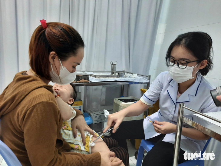 Trẻ tiêm phòng vắc xin trong Chương trình tiêm chủng mở rộng tại trạm y tế - Ảnh: THU HIẾN