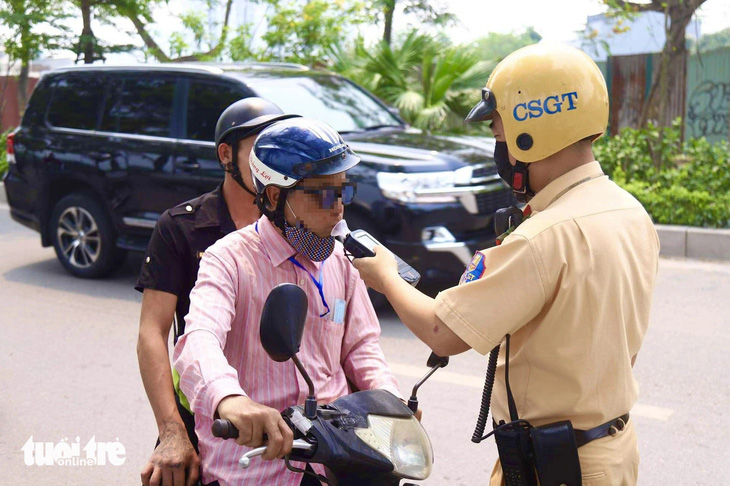 Cảnh sát giao thông Hà Nội, đo nồng độ cồn với tài xế xe máy - Ảnh: DANH TRỌNG