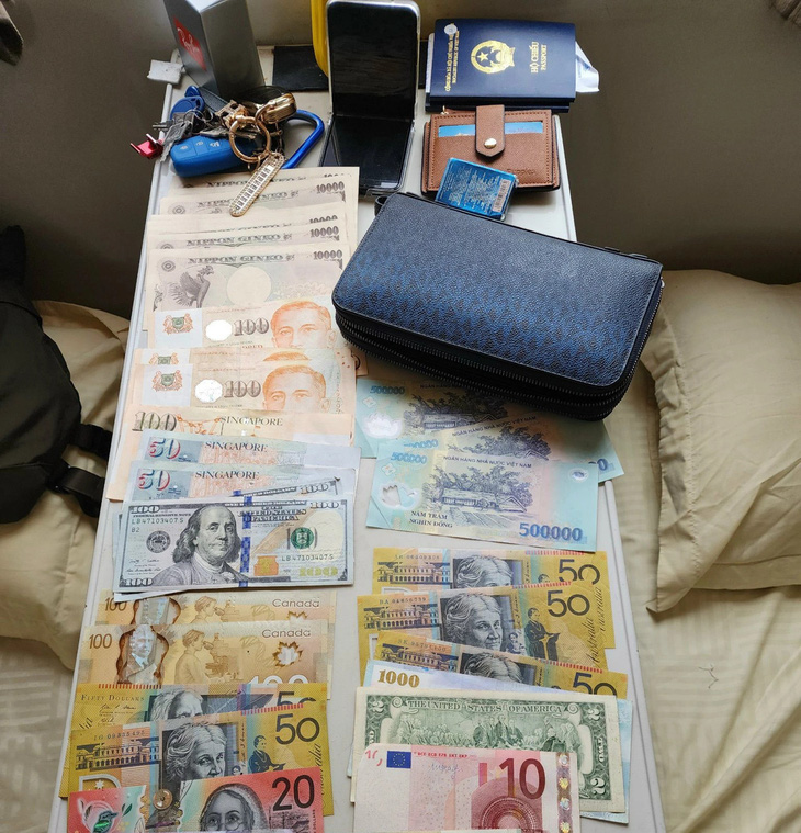 Nhiều tiền mặt có giá trị hơn 60 triệu đồng trong chiếc ví bị hành khách bỏ quên - Ảnh: Tàu SE4 cung cấp