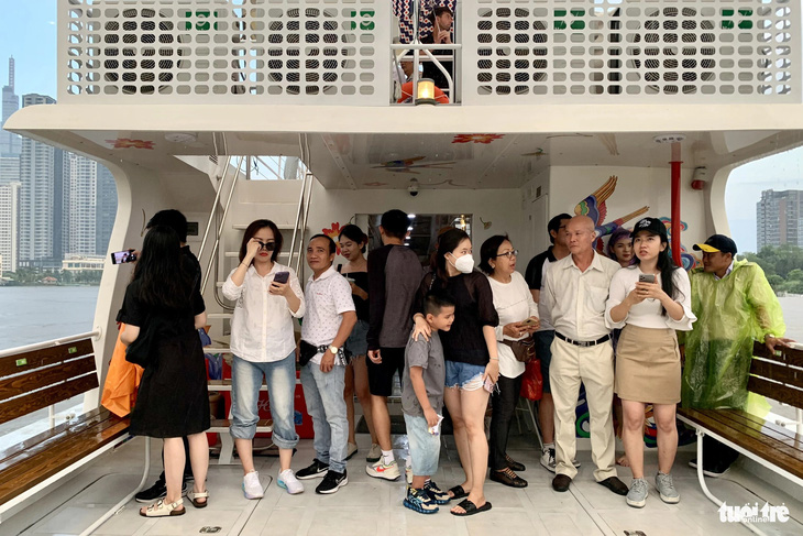 Chuyến buýt sông hai tầng rời bến, hàng chục hành khách cho biết đây là lần đầu tiên thử ngắm mưa trên sông Sài Gòn. Dù vậy, họ mong thời tiết ổn định để lên tầng hai ngắm cảnh, check-in - Ảnh: PHƯƠNG NHI