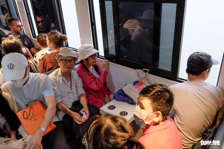 Gia đình chú Lạc Chí Trương cùng nhau ngắm cảnh sông Sài Gòn trên buýt sông hai tầng - Ảnh: PHƯƠNG NHI