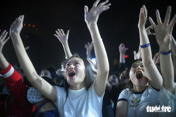 Các bạn trẻ Bình Định cháy hết mình trong đêm nhạc đón chào năm mới 2024 - Ảnh: LÂM THIÊN