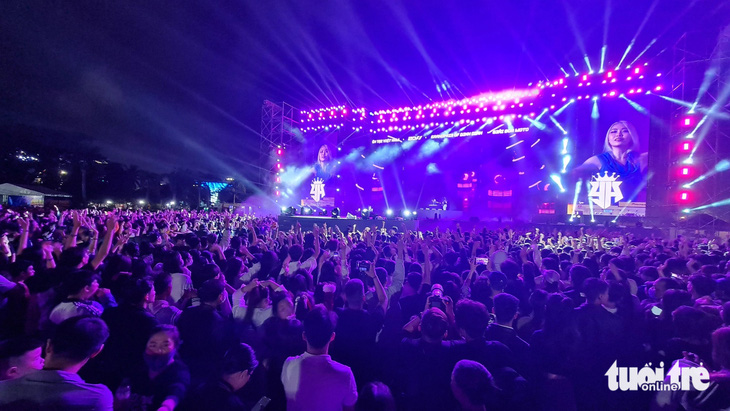 Hàng ngàn người dân Bình Định có mặt tại quảng trường Nguyễn Tất Thành để tham gia đêm nhạc đón chào năm mới 2024 - Ảnh: LÂM THIÊN