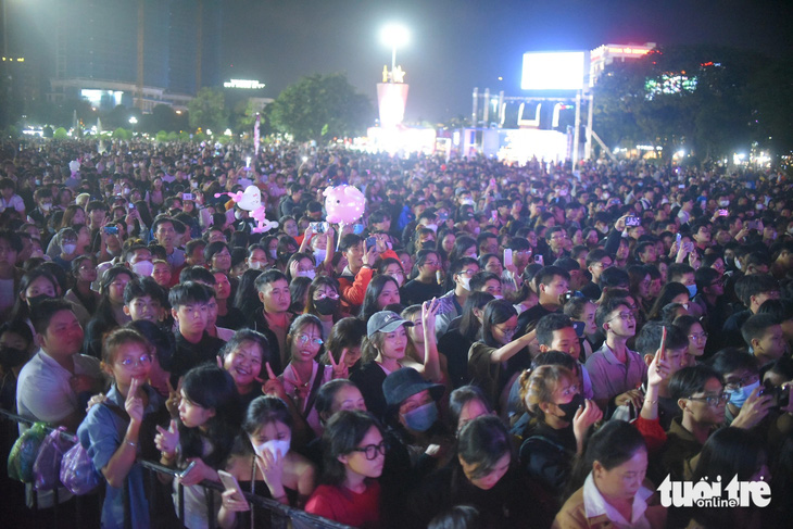 Dòng người đổ về quảng trường Nguyễn Tất Thành mỗi lúc một đông - Ảnh: LÂM THIÊN
