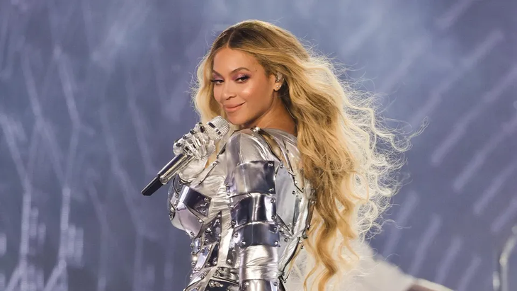 Theo CNN, tháng 5, Beyoncé đã khởi động The Renaissance tour, chuyến lưu diễn được cho là xa hoa nhất mọi thời đại của cô. Nữ nghệ sĩ biểu diễn các bài hát trong album đoạt giải Grammy lần đầu tiên tại buổi trình diễn khai mạc ở Thụy Điển vào tháng 5. Con gái lớn của cô, Blue Ivy Carter, cũng tham gia biểu diễn cùng trên sân khấu và thể hiện kỹ năng nhảy của mình.