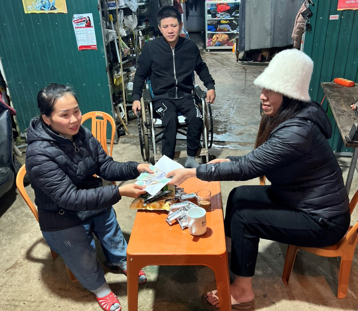 Hành động ấm lòng của những người không quen biết đã giúp gia đình chị Hoa có đủ số tiền của xấp vé số bị mất, và chị Mi là người đứng ra kết nối những tấm lòng - Ảnh: LÊ HỌA MI