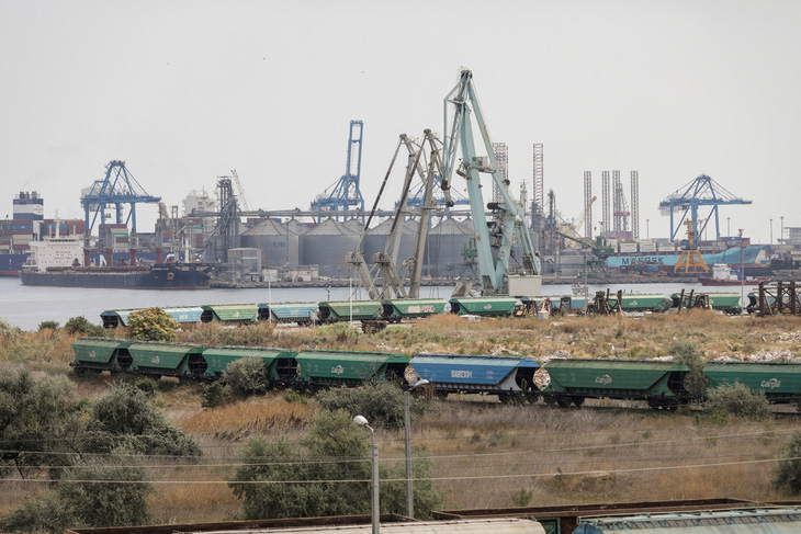 Tàu chở ngũ cốc của Ukraine tiến vào cảng của Romania trên Biển Đen - Ảnh: REUTERS