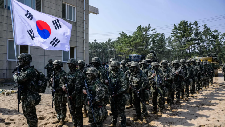 Tỉ suất sinh quốc gia giảm, quân đội Hàn Quốc đối diện với áp lực phải duy trì quân số cho các mối đe dọa trong tương lai - Ảnh: AFP