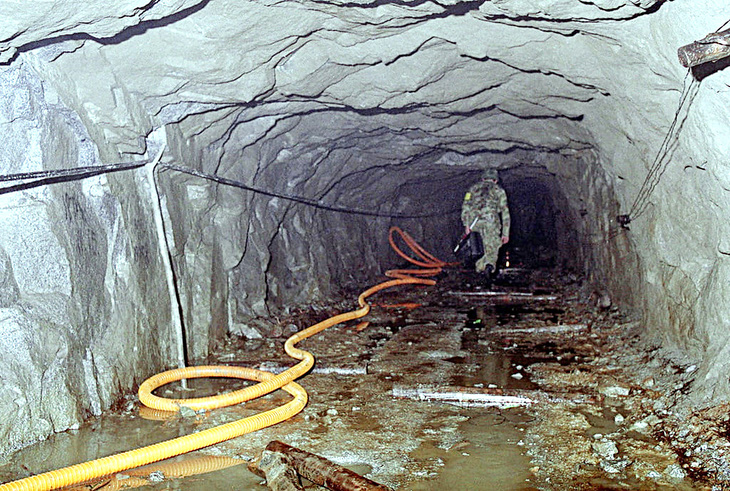 Binh sĩ Hàn Quốc kiểm tra đường hầm thứ tư - Ảnh: FED