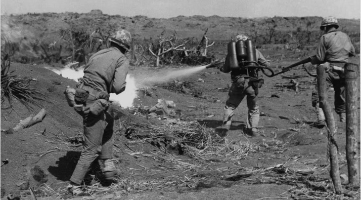 Lính Mỹ phun lửa vào đường hầm lính Nhật trên đảo Iwo Jima năm 1945  - Ảnh: Bộ Tư lệnh Di sản và lịch sử hải quân Mỹ