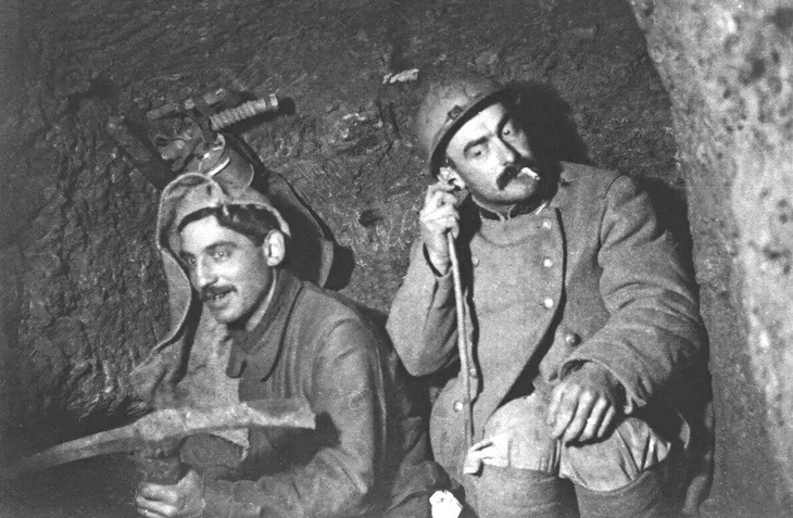 Chiến tranh thế giới thứ nhất, công binh Pháp sử dụng ống nghe để theo dõi âm thanh đối phương ở đường hầm bên cạnh - Ảnh: Corbis