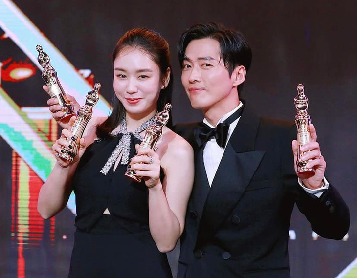 Nam Goong Min và Ahn Eun Jin khoe giải thưởng khủng tại MBC Drama Awards