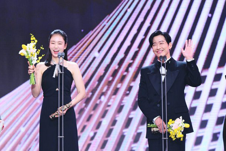 Tài tử 45 tuổi và bạn diễn kém 13 tuổi Ahn Eun Jin nhận giải Best Couple 