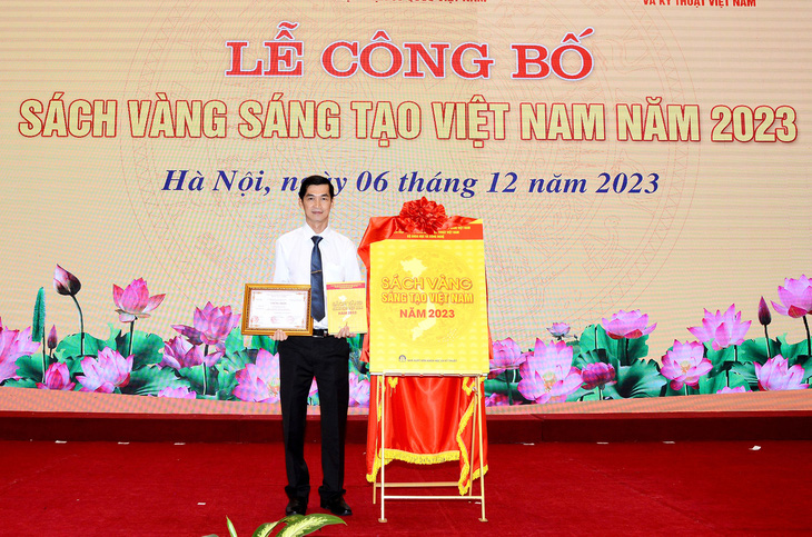 Sách vàng Sáng tạo Việt Nam năm 2023 đã vinh danh công trình nghiên cứu trồng nấm vân chi đỏ - Ảnh: NVCC