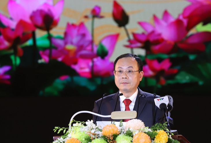 Bí thư Thành ủy Cần Thơ Nguyễn Văn Hiếu phát biểu ôn lại chặng đường 20 năm của thành phố Cần Thơ - Ảnh: CHÍ QUỐC