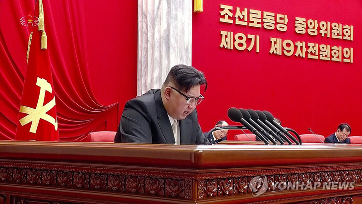 Ông Kim Jong Un tại hội nghị toàn thể của Ban Chấp hành Trung ương Đảng Lao động Triều Tiên - Ảnh: YONHAP