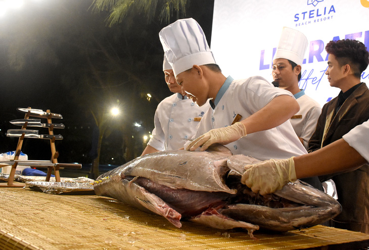 Trình diễn ẩm thực cá ngừ đại dương phục vụ du khách ở một điểm du lịch tại TP Tuy Hòa - Ảnh: DUY THANH