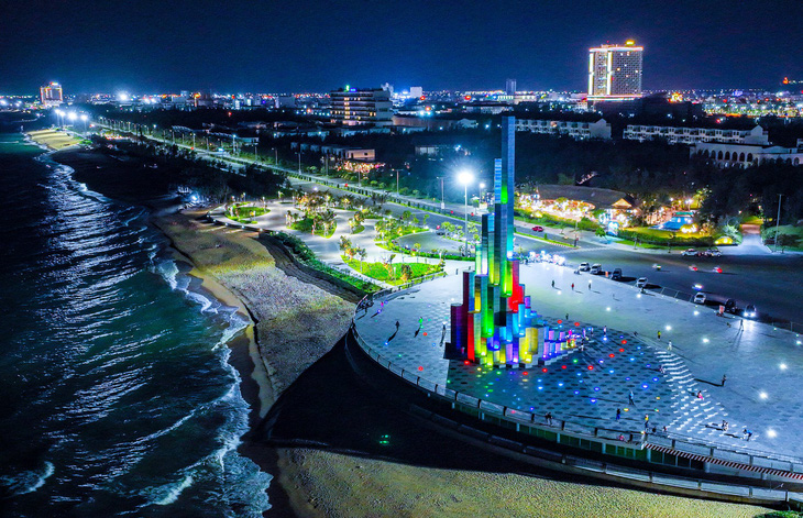 Quảng trường Tháp Nghinh Phong - biểu tượng du lịch mới của Phú Yên - Ảnh: DƯƠNG THANH XUÂN